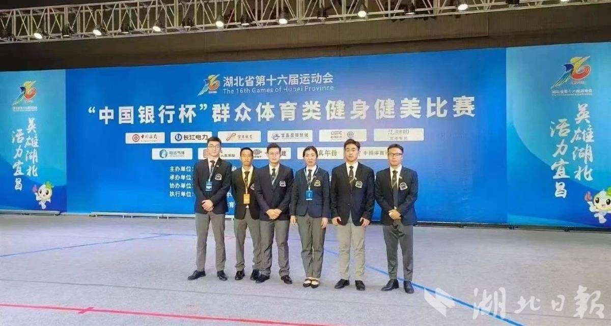 闫鹏浩（右二）参加湖北省第十六届运动会执裁照片.jpg.jpg