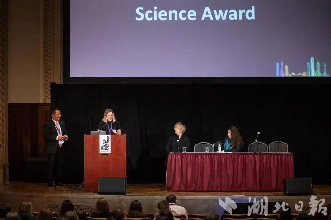 向惠云（左一）在获奖现场