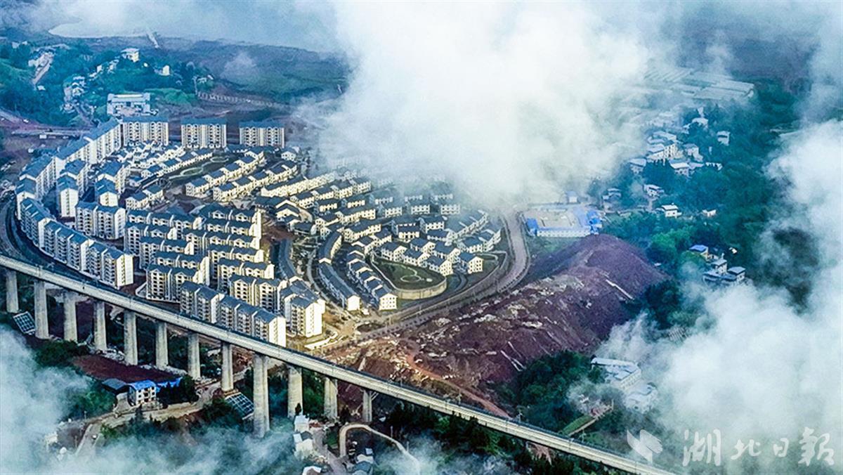 高铁新区云雾美景高铁新区云雾美景巴东高铁站全景图