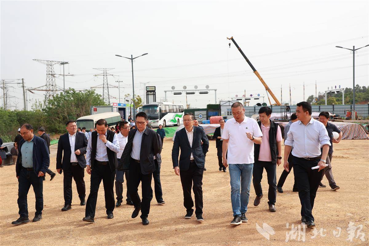 活动中代表走进通顺大道南延线施工现场。