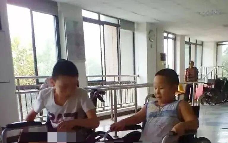 两个“半身少年”的十年“奔跑”：一个586分，一个保研，有望上同一所大学！(图1)