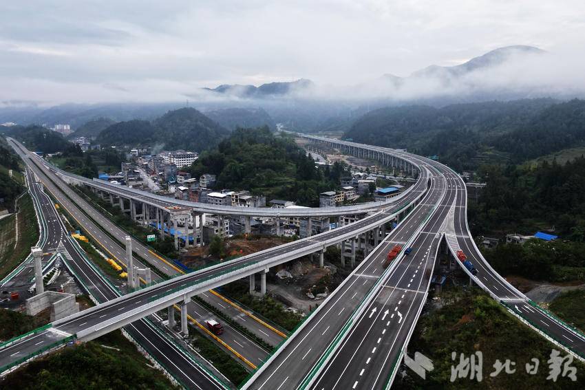 晨雾掩映下的宣咸高速如诗如画