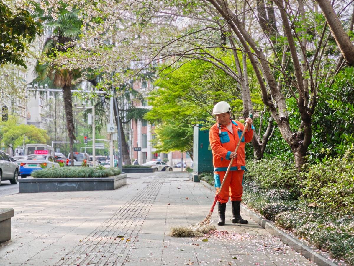 新扫把已成为解放公园路清扫班组人手一把的”神器“.jpg