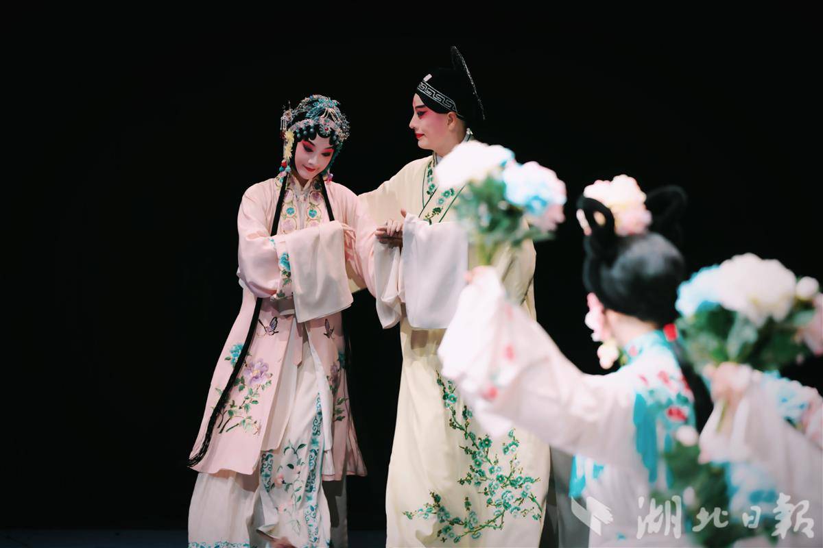 《牡丹亭·惊梦》施夏明 饰 柳梦梅;贺欣悦 饰 杜丽娘2.jpg 《牡丹亭·惊梦》施夏明 饰 柳梦梅;贺欣悦 饰 杜丽娘2.jpg