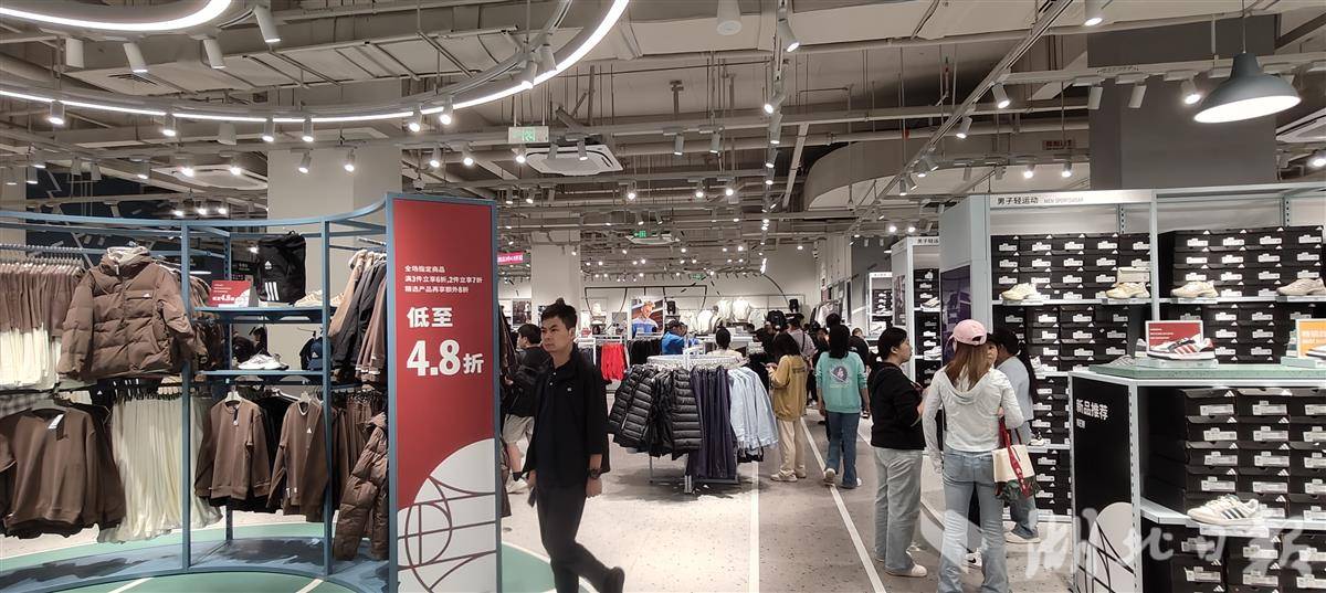 008 设在武汉杉杉奥莱的阿迪达斯直营店直营店人气很旺。湖北日报全媒记者 汪洋 摄.jpg