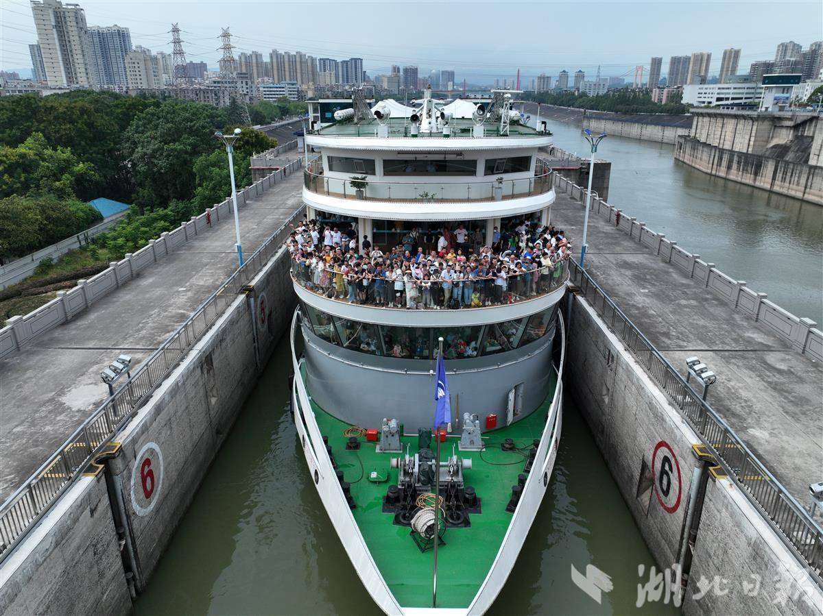 0c27245d85f148df88f7980b1e2f64d8.jpg 0c27245d85f148df88f7980b1e2f64d8.jpg