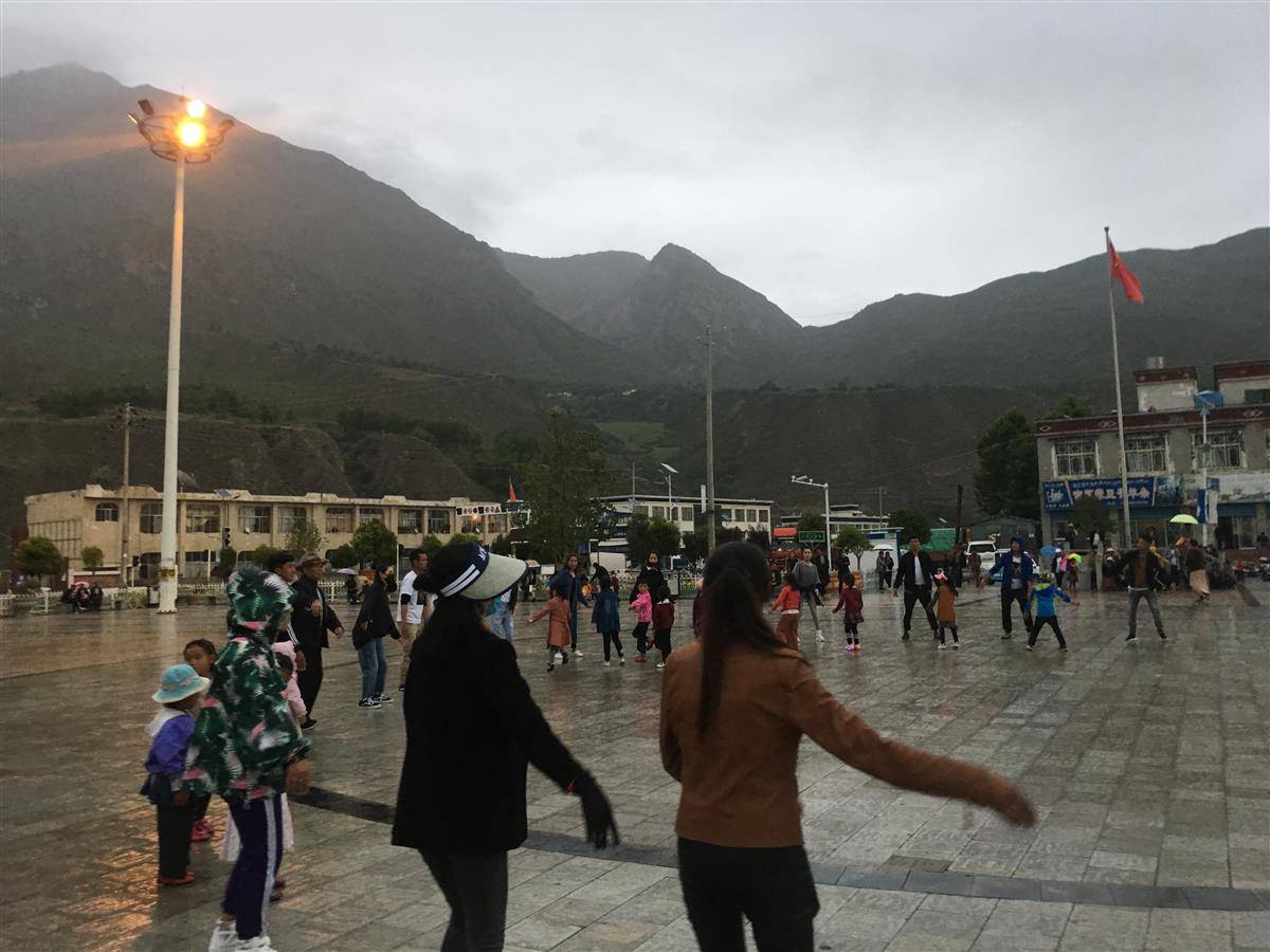 IMG_4719 在加查县的广场上，人们不惧雨水跳起锅庄.JPG
