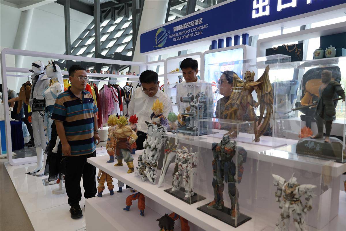 活动现场外，出品商品展示。湖北日报全媒记者 周鹏 摄