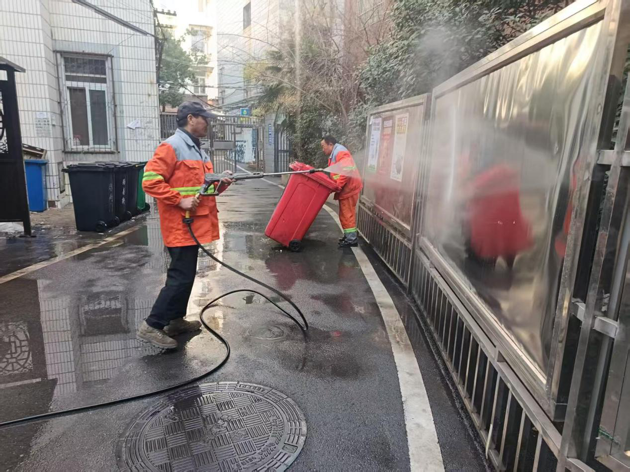 环卫工人日常清扫保洁1.png