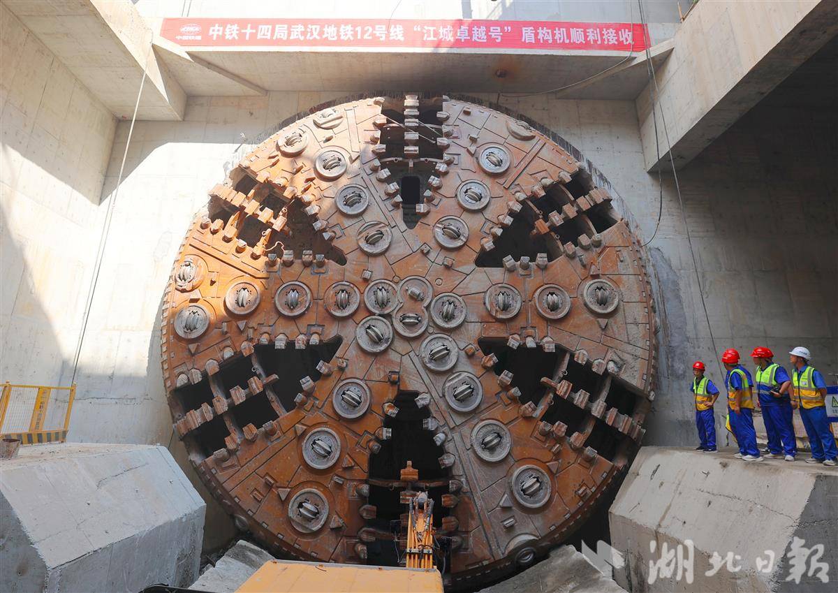 001 盾构机顺利抵达接收井。.jpg