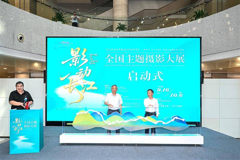 郑更生、蔡静峰共同上台为展览启幕.JPG