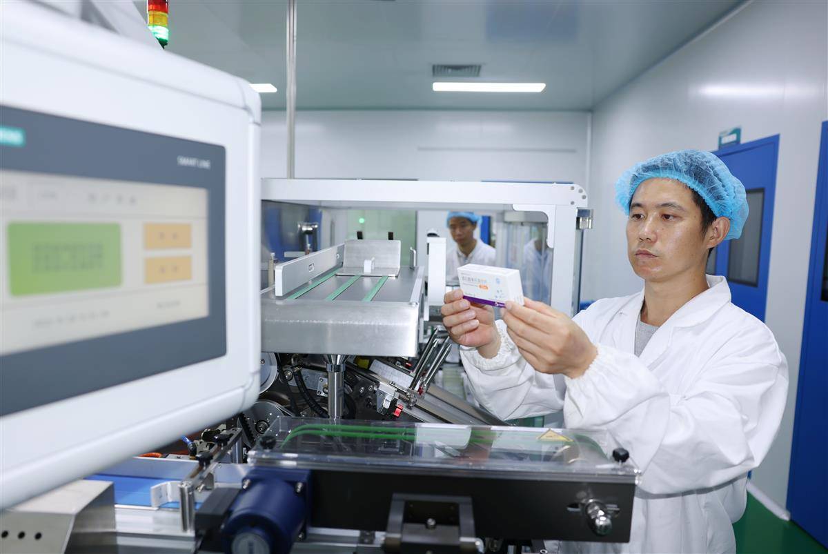 在湖北华世通生物医药科技有限公司制剂车间，工人正在进行成品包装工作。（通讯员 刘银斌 摄）.jpg