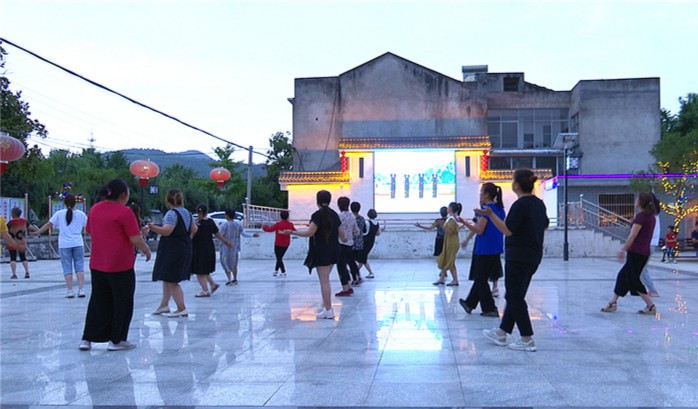 谷城县庙滩镇在重要道路及周边环境提档升级"百日会战"行动中,全力