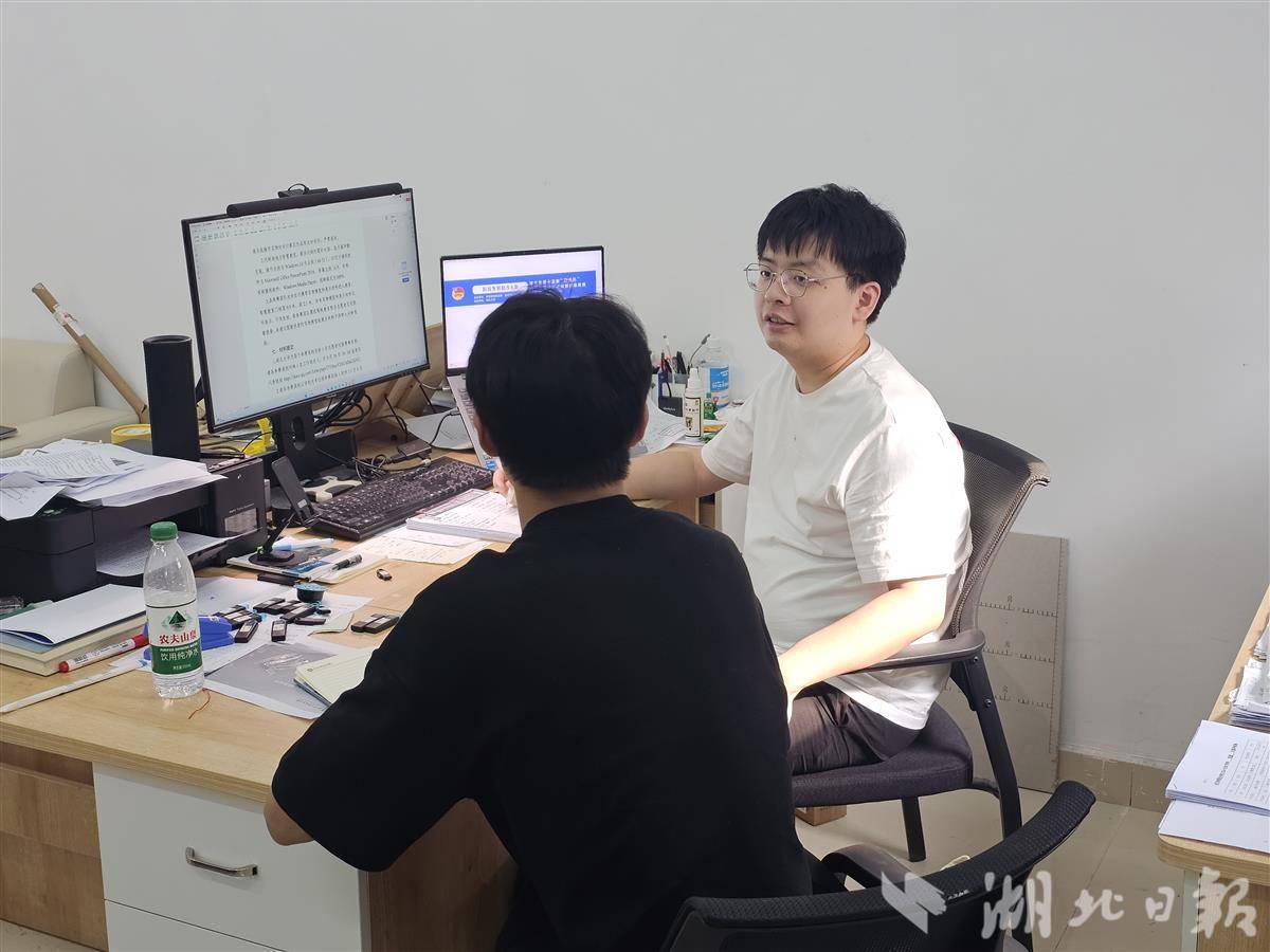 陈英杰和学生们