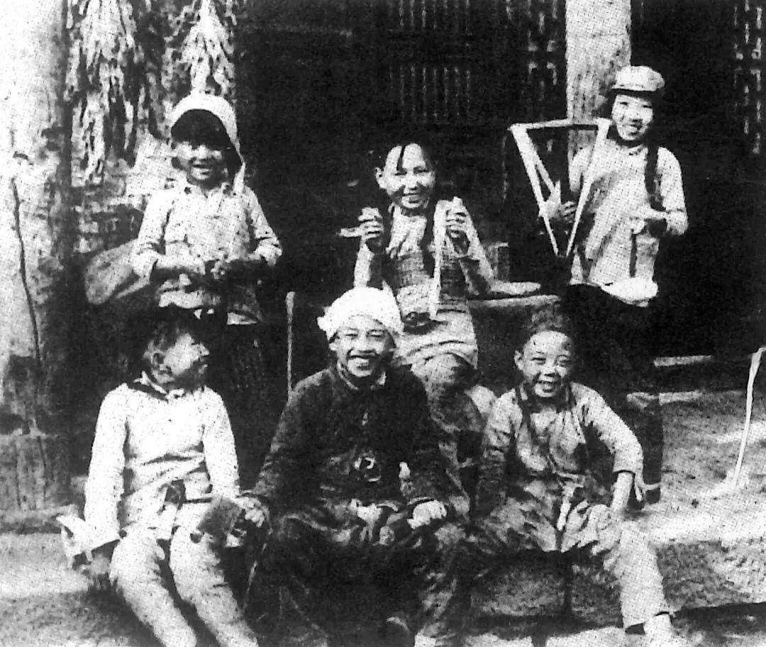 孩子们的玩具是木制手榴弹、地雷和木枪.jpg