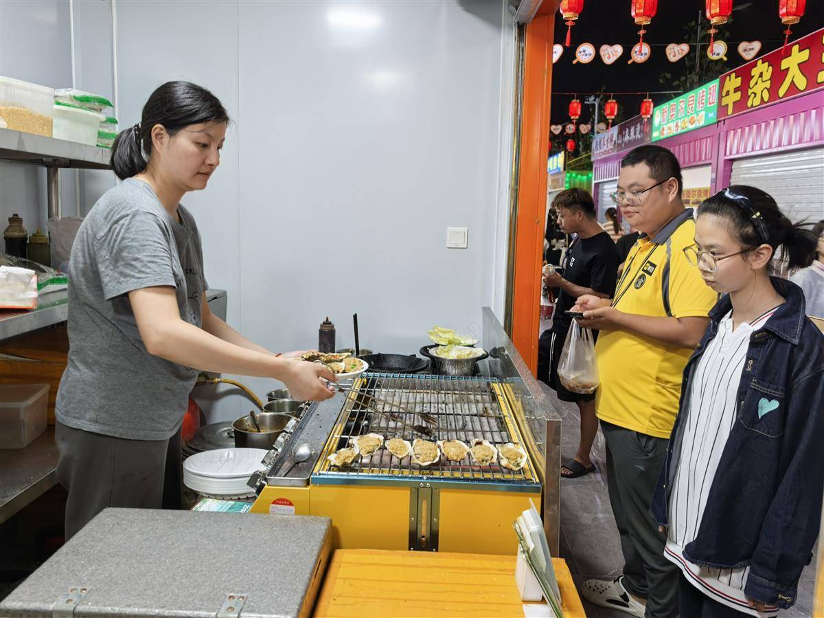 “澴川渔火”夜市商户忙着招呼客人。（湖北日报全媒记者 方桐 摄） (1).jpg