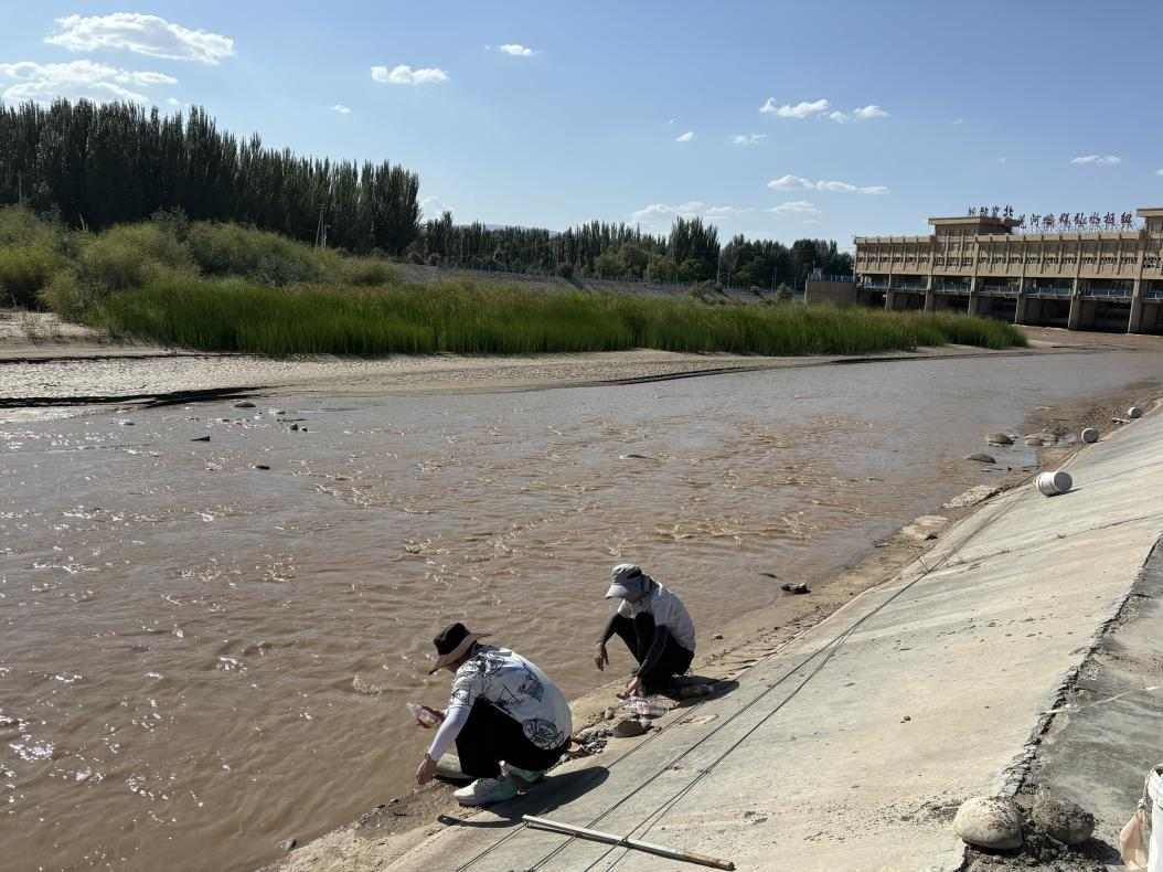 塔里木河流域，中国地质大学（武汉）师生开展地表水样采集.png