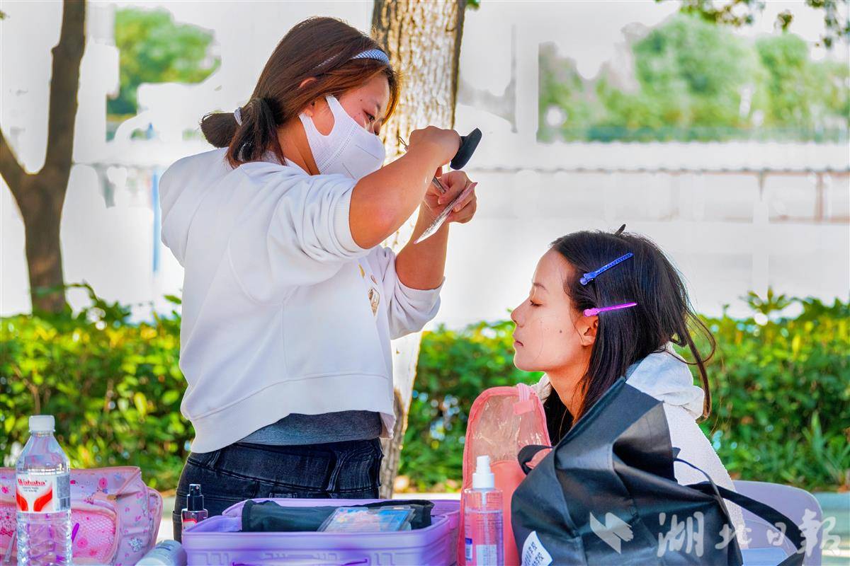 图为“就业形象指导“专区专业化妆师正在给学生打造职业妆容  摄影 伍震和..jpg