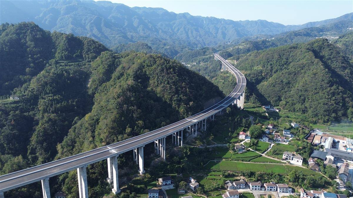 呼北高速鄂湘界段全福河高架桥。.jpg
