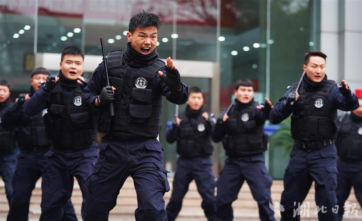 热点关注武汉警方举办110警营开放日庆祝警察节