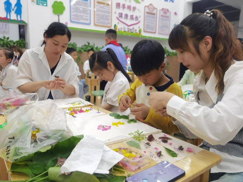 拓花叶之印 染五彩童年 - 湖北日报新闻客户端