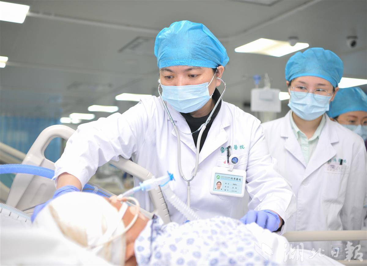 张惠兰在病床边为患者检查。