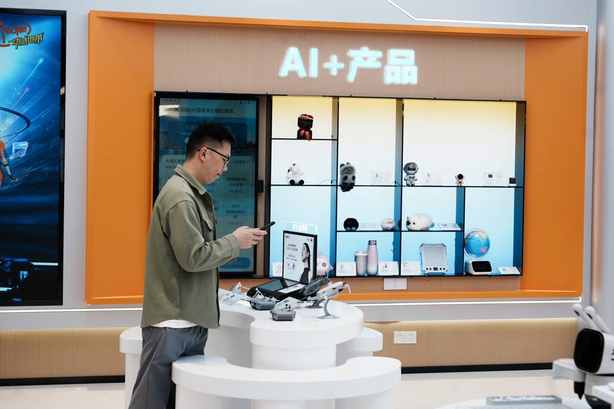 用户在中国移动光谷动感智潮厅体验智能新品.jpg