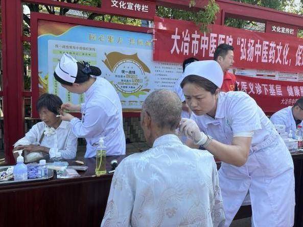 陈贵镇“家庭签约+名医义诊”讲诊疗服务送到村民家门口.docx