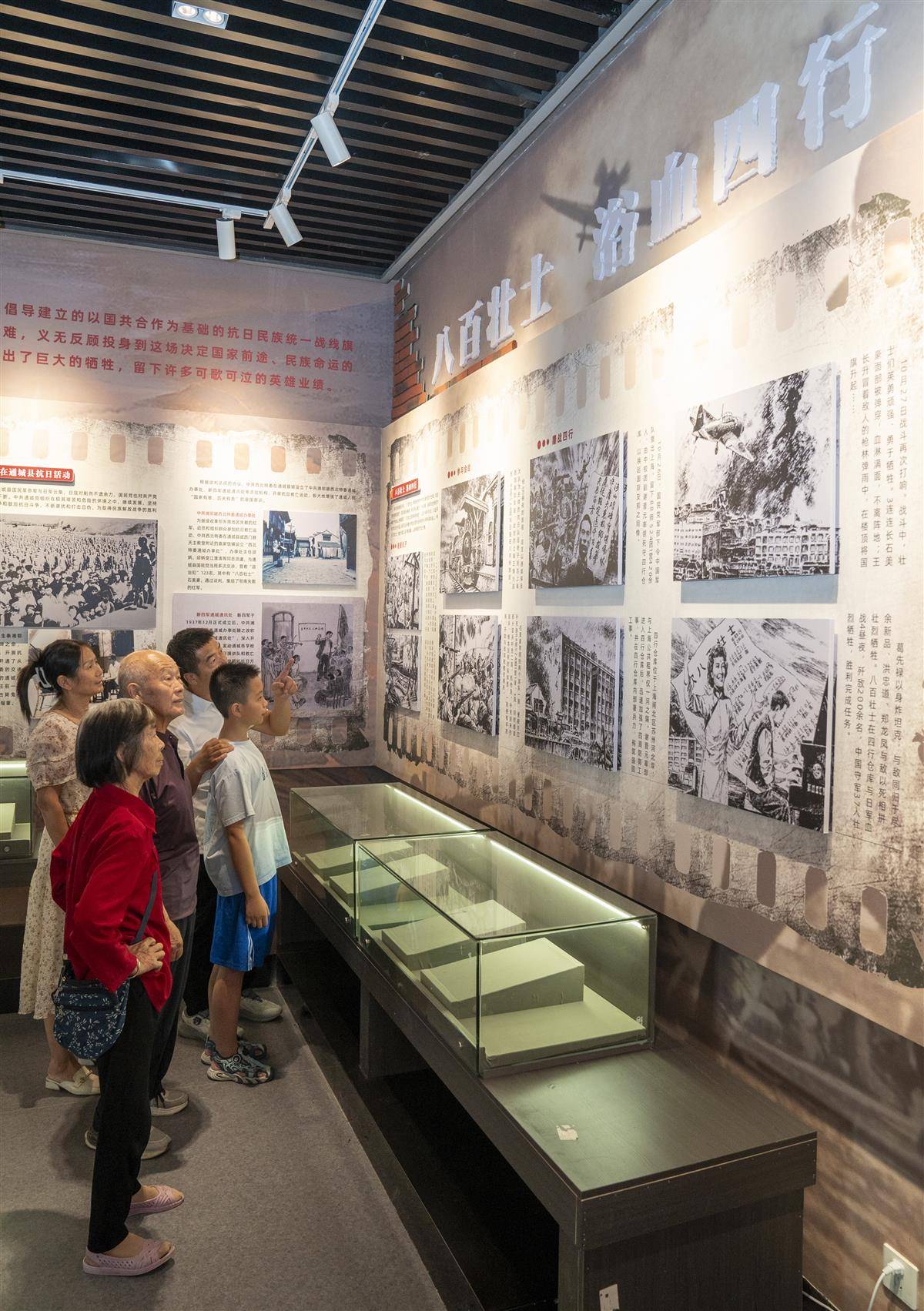 胡志全（左二）和家人参观八百壮士史料展览（1）.jpg