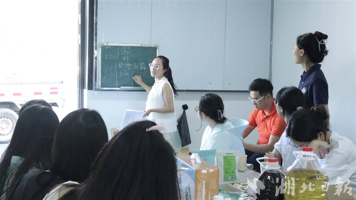 图3 实践队成员认真了解直播选品特性.JPG