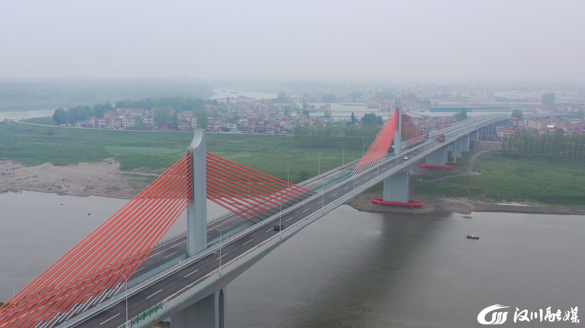 活动中,汉川市史志研究中心的投稿"甑山大桥"在近280件作品中脱颖而出