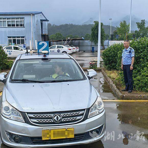 广水交警贴心服务迎战暑期“驾考热”