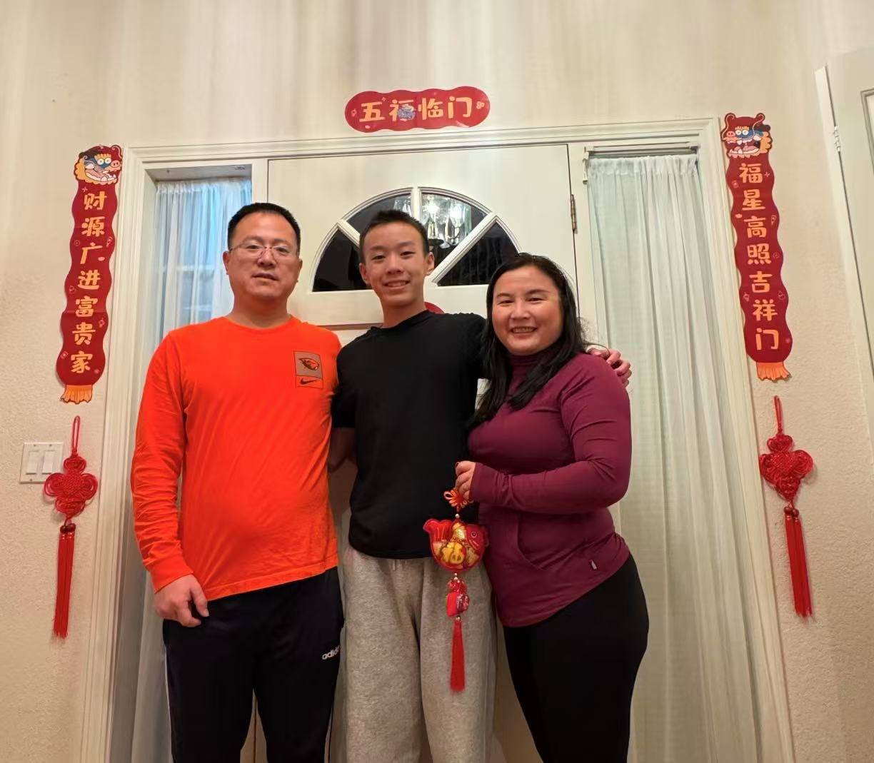 这个春节，吴宏峡夫妇和小儿子在家中合影（受访者供图）