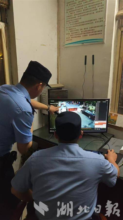 民警查看视频监控 
通讯员刘智明摄