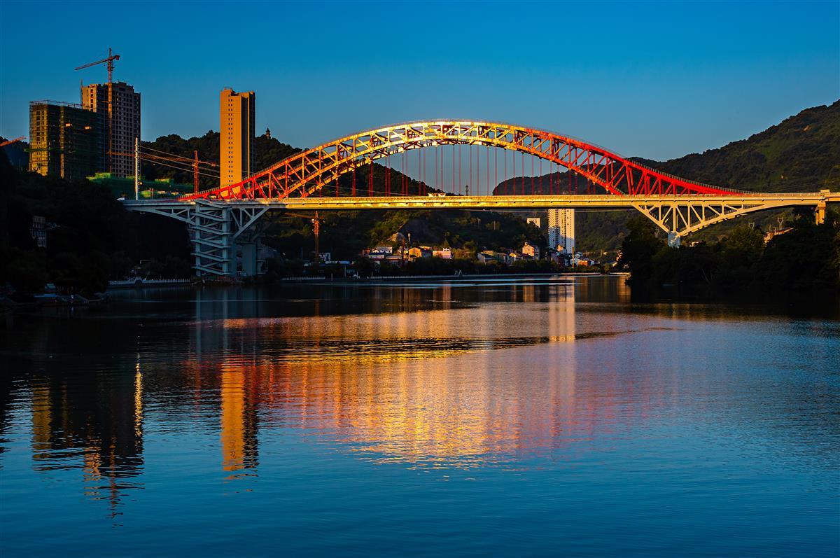 清江特大桥路面已刷黑静待通车