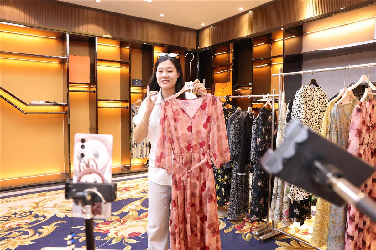 在中国（天门）服装电商城，主播正在直播带货。（通讯员 刘银斌 摄）.jpg