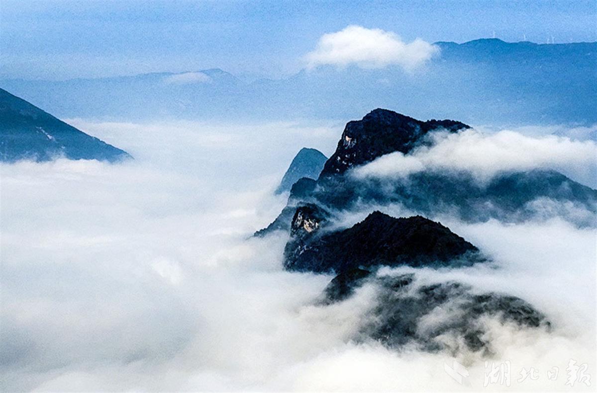长江三峡·巴东巫峡口景区是印在第四套伍圆人民币上的风景区,长江在