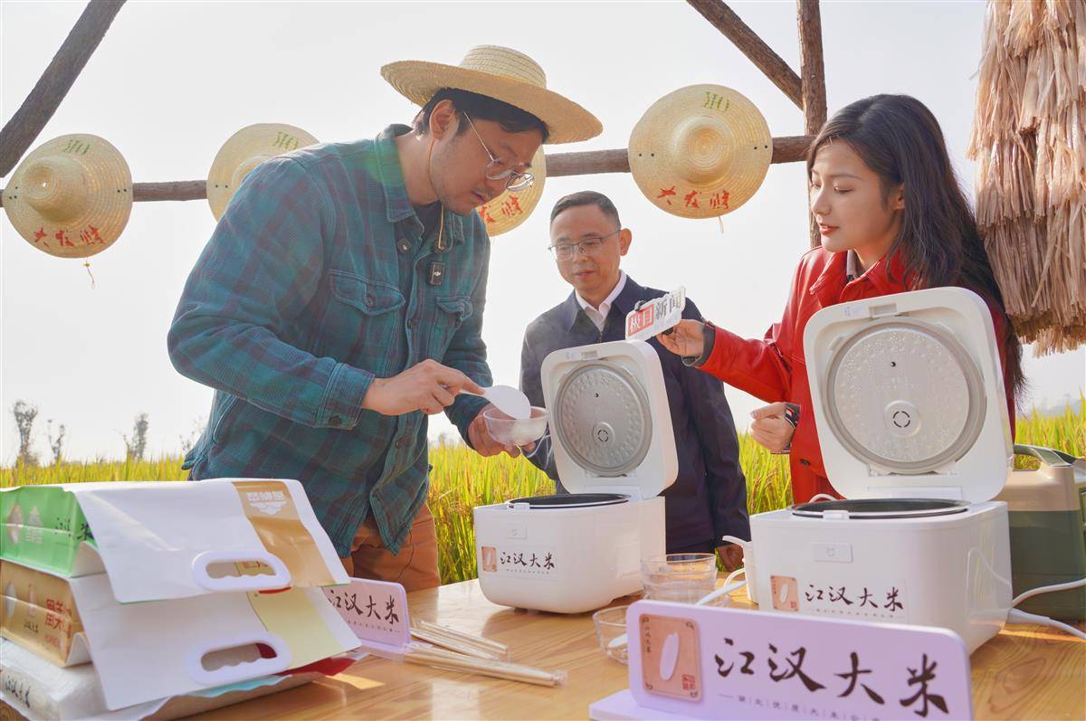 主播一行现场盲测南北大米口感 摄影：宋枕涛.jpg