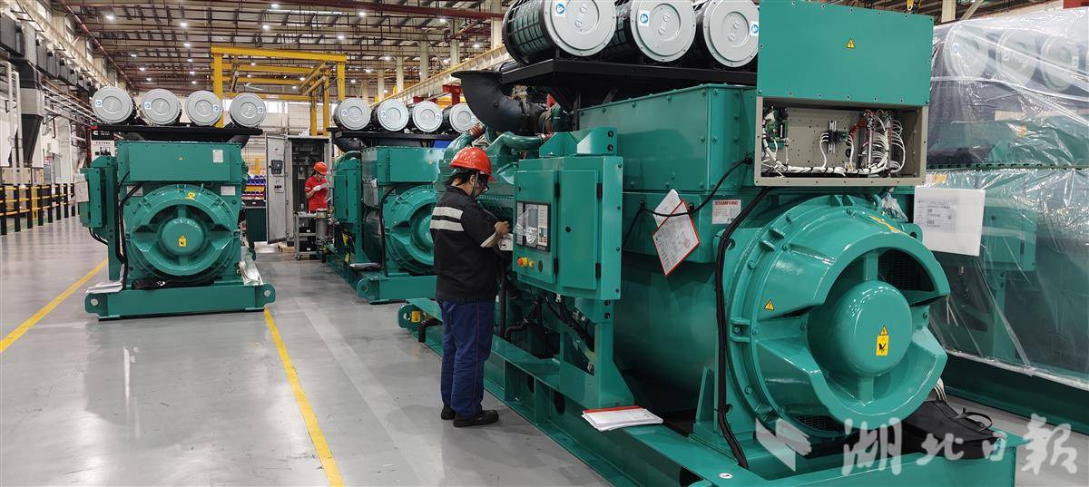 001 工作人员对着清单，为下线的发电机组贴标签。这些产品将出口至印度。湖北日报全媒记者 汪洋 摄.jpg