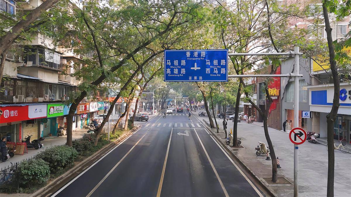 焕新后的苗栗路路面平整，标线清晰，行人车辆通行 有序 (3).jpg