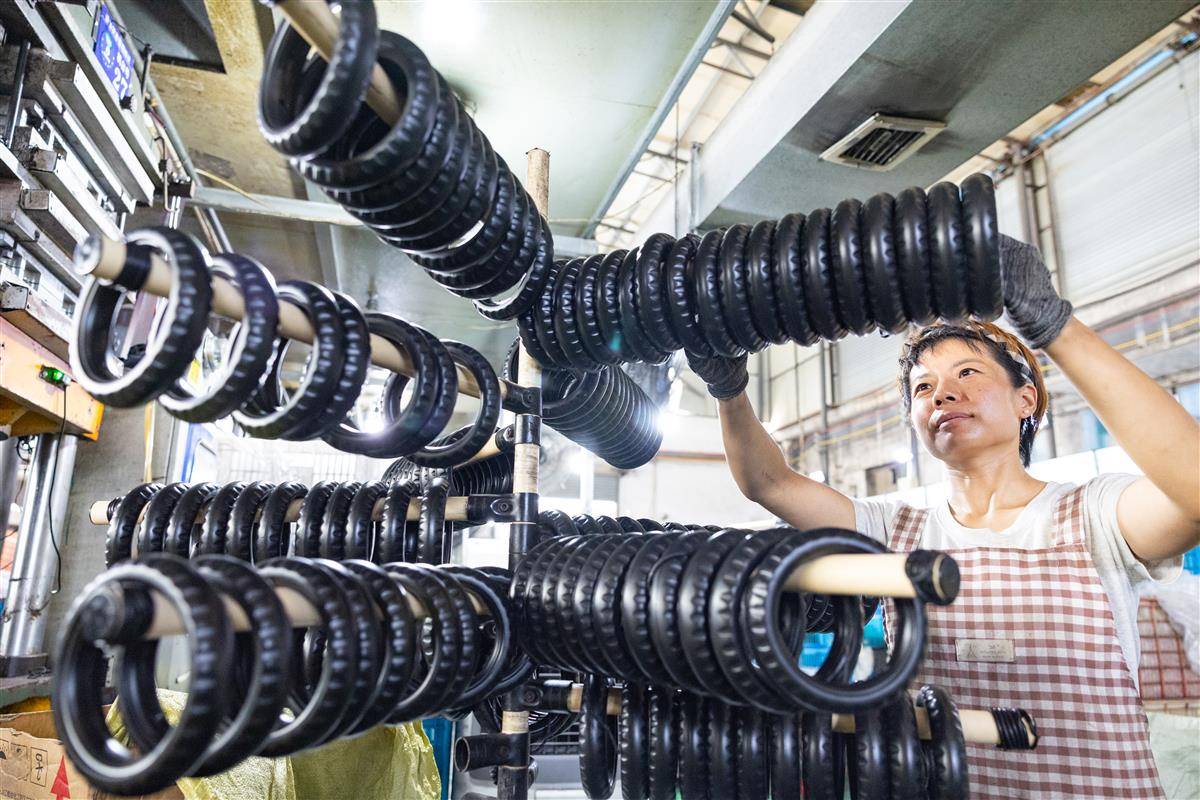 金融“活水”解“渴”，湖北洋田塑料制品有限公司赶制童车配件。1（湖北日报全媒记者 倪娜 摄）.jpg