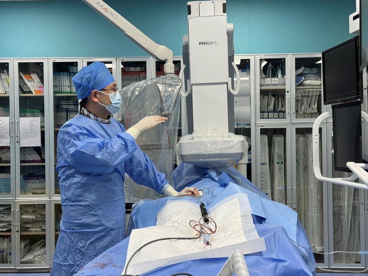 鲁志兵为陈奶奶进行手术。