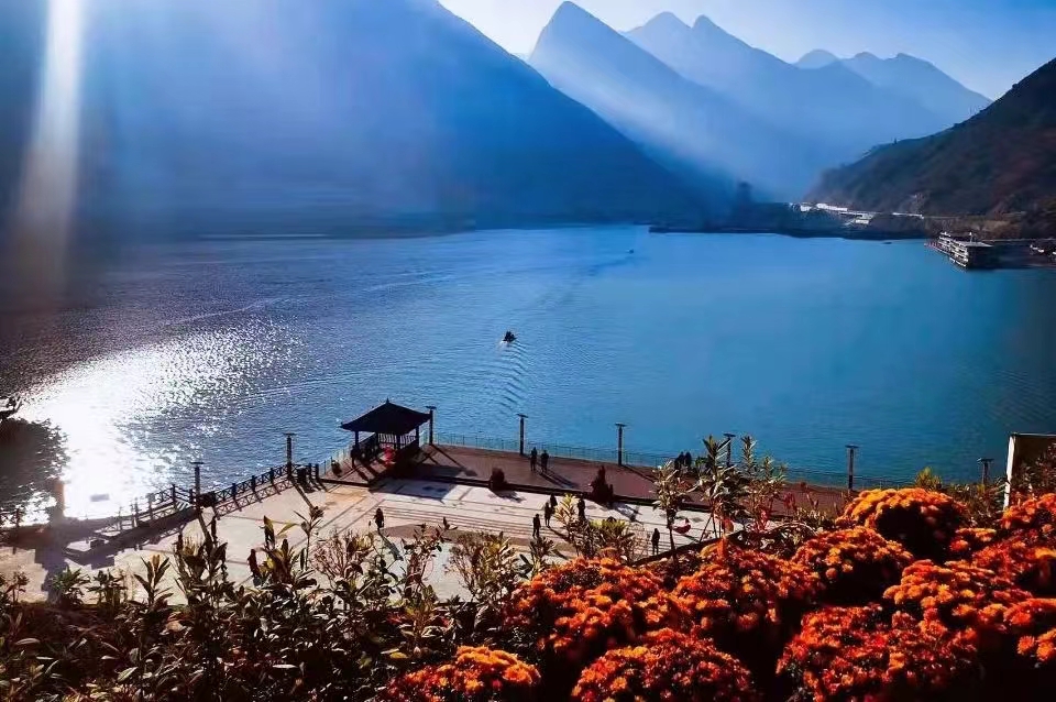 长江支流香溪河流域兴山段长97公里,是长江经济带和神农架国家公园的