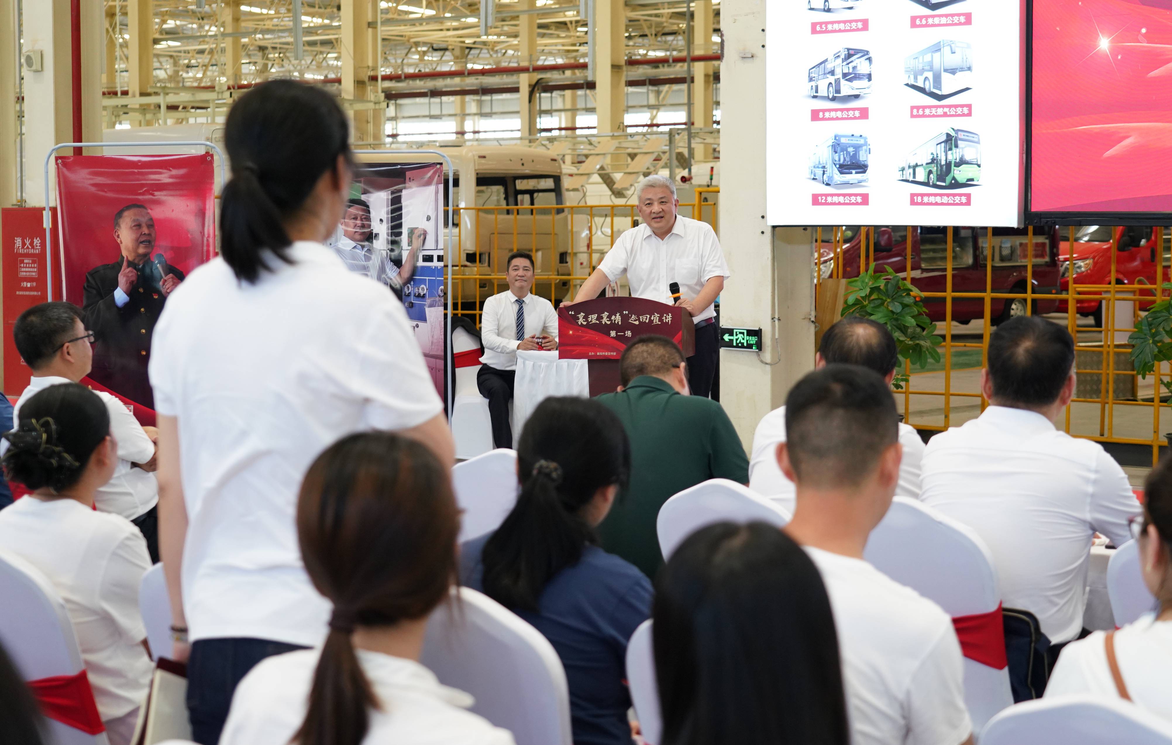 湖北文理学院马克思主义学院院长王奎回答观众提问(湖北日报全媒记者赵怡然 赵恒摄).jpg 湖北文理学院马克思主义学院院长王奎回答观众提问(湖北日报全媒记者赵怡然 赵恒摄).jpg