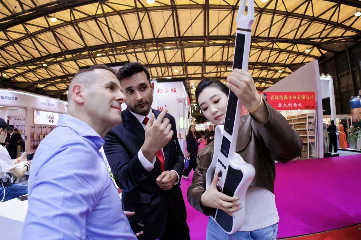 k1 智能吉他外国客户介绍.jpg