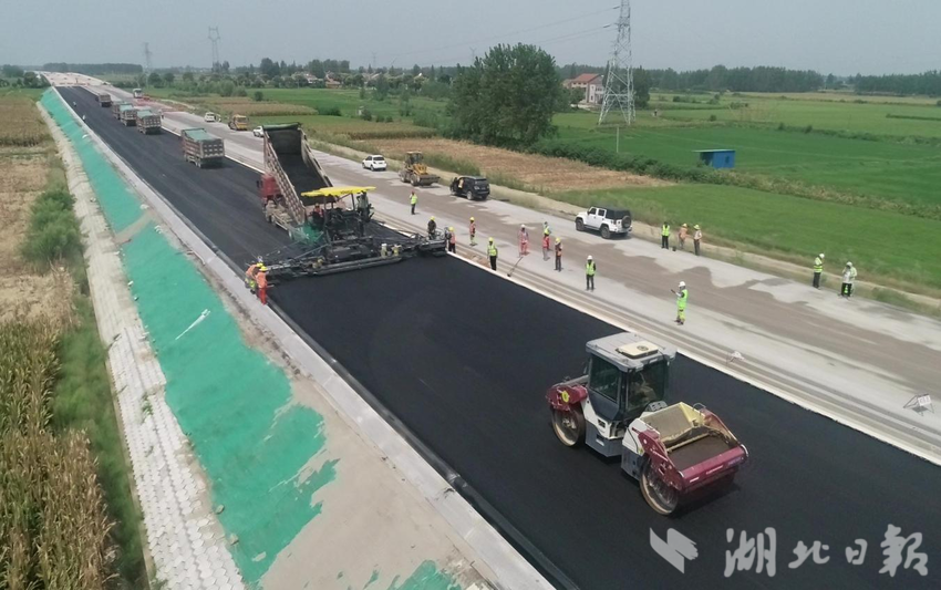全"沥"以赴 武松高速江陵至松滋段正式进入沥青面层施工阶段