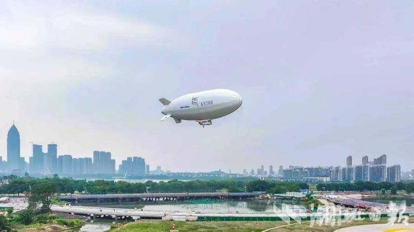 湖北造载人飞艇祥云AS700完成国内首次商业飞行成功