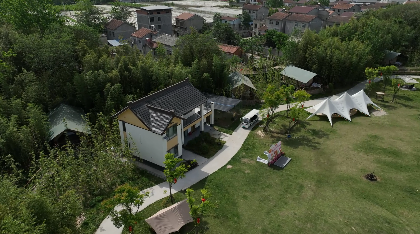 老河口绿岛王府洲:月季花开迎客来 特色民宿带火"五一"乡村游