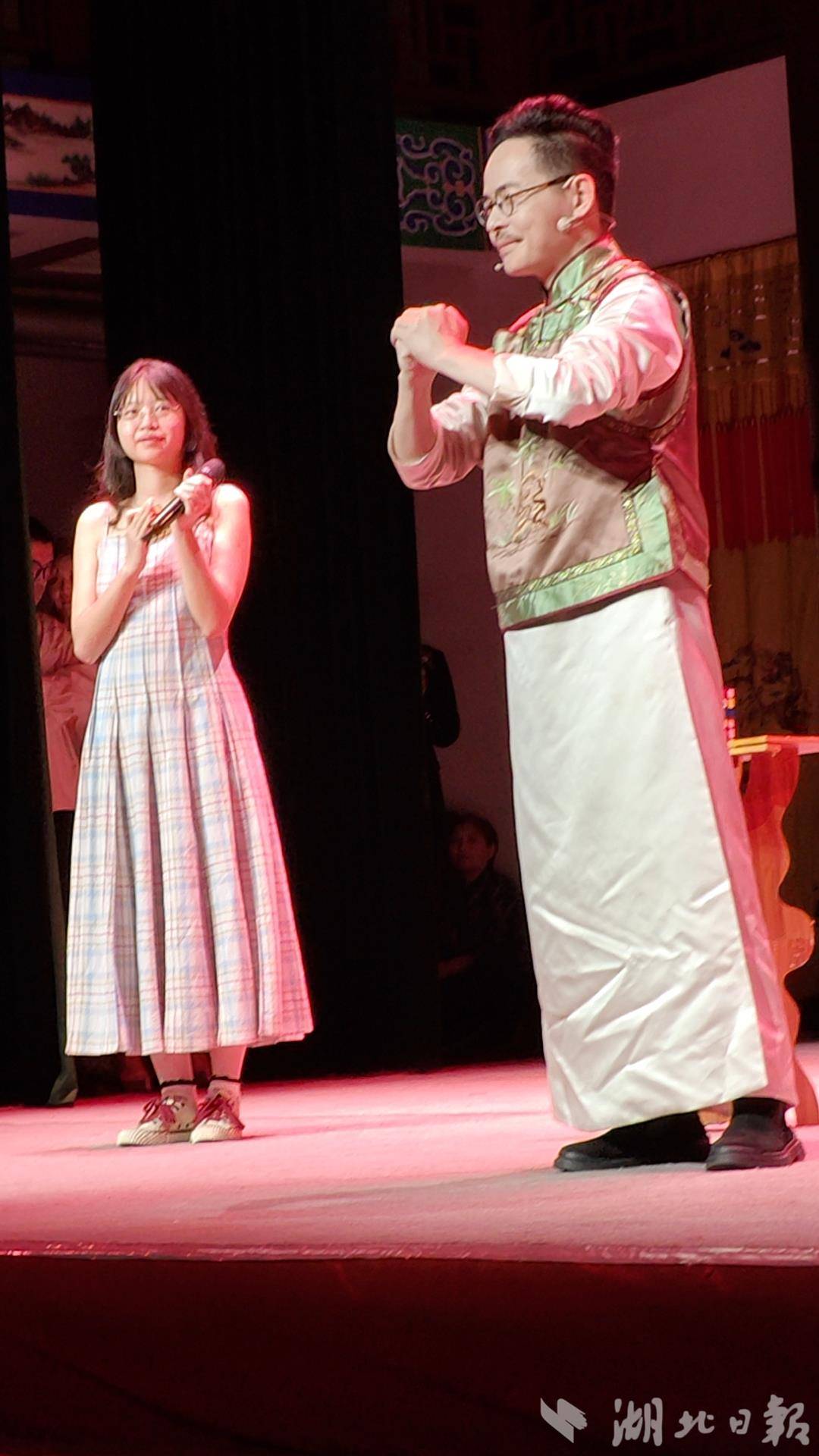 001 明星魔术师吴曌登台表演。.jpg