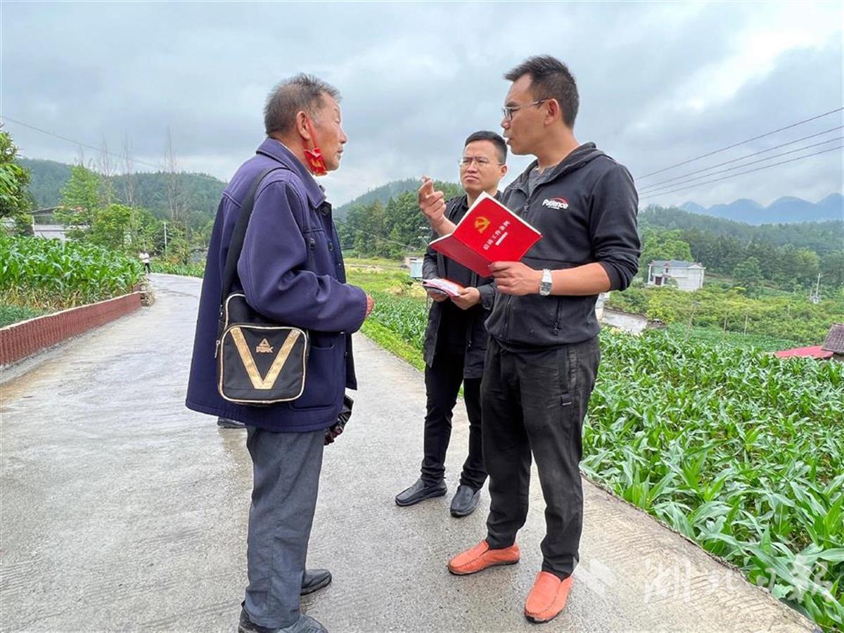 下基层察民情解民忧暖民心群众的事再小也是大事